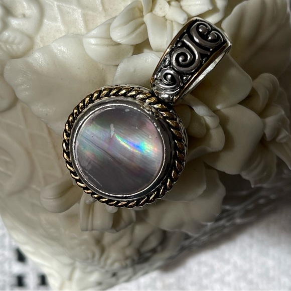 VINTAGE | AVON Silver & Gold Tone Pendant with Faux Mother Of Pearl Detail - Picture 7 of 7